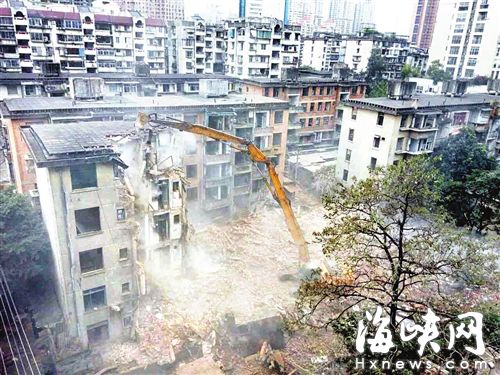 因防塵措施不到位，舊的閩運公司宿舍拆遷，粉塵特別大