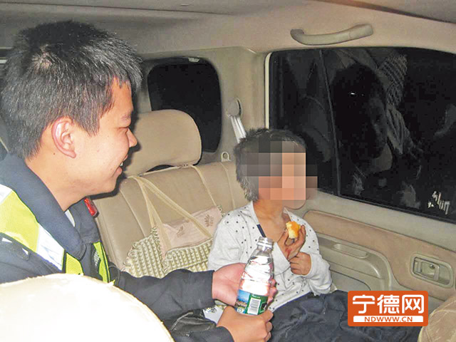 民警安撫男童。