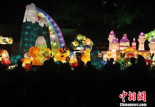 2月7日晚，福州市民在觀賞白雪公主和七個(gè)小矮人彩燈?！埍蟆z