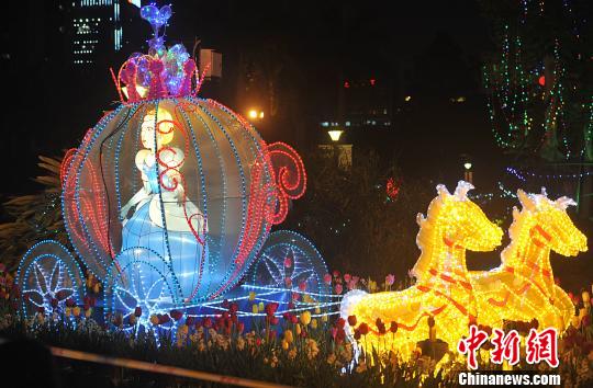 2月7日晚，福州溫泉公園白雪公主彩坐馬車彩燈吸引了眾多市民前來(lái)觀賞。　張斌　攝