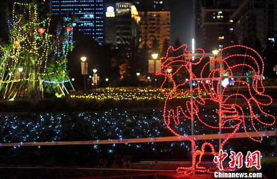 2月7日晚，福州溫泉公園里各種彩燈將公園裝扮的流光溢彩?！埍蟆z