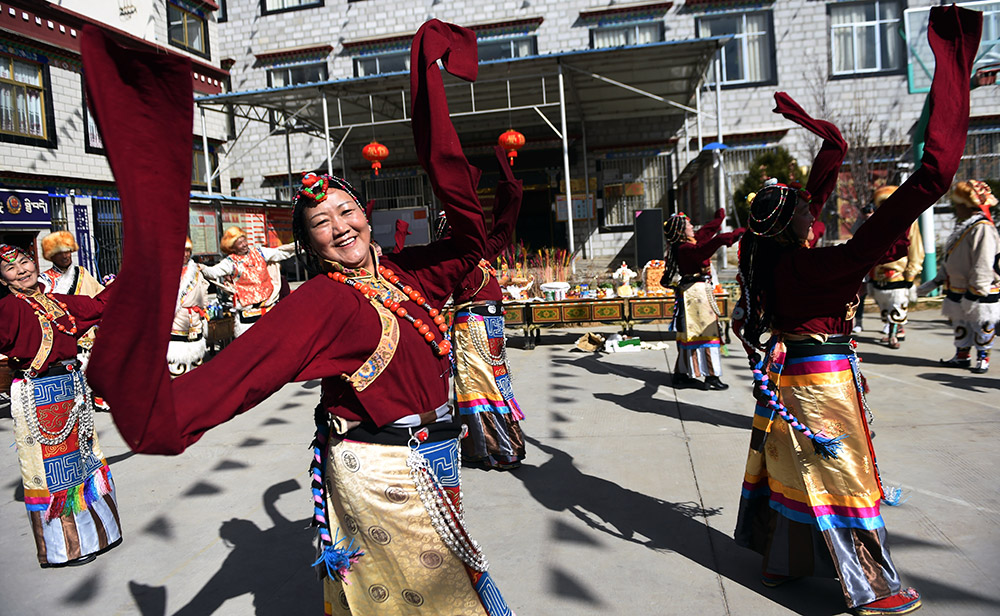 2月27日，拉薩市城關區(qū)阿壩林卡社區(qū)老年文藝隊表演舞蹈。