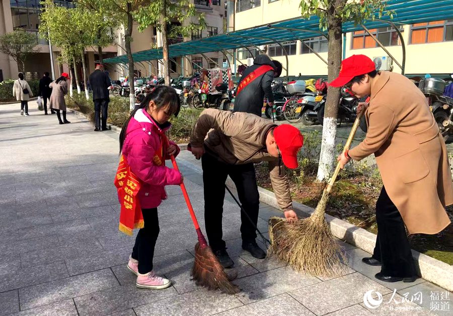   “學(xué)雷鋒”：邵武市通泰街道三里亭社區(qū)等舉辦“弘揚雷鋒精神 爭做時代新人”活動。楊若涵攝