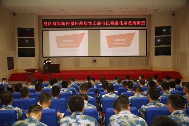 洪武子在為海軍官兵講解古田會議精神。 古田會議紀念館供圖